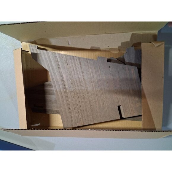 Avon Nativity Collectibles 1985 Wooden Stable With Angel Figurine For Christmas - Picture 8 of 8